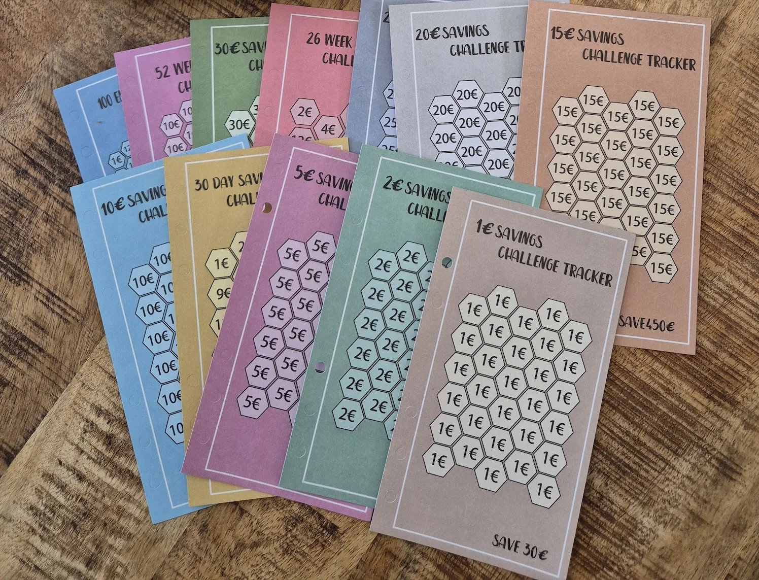 Spaarchallenge-kaarten in pastelkleuren om vakantiebudget bij te houden